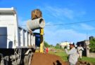 El municipio ejecuta la limpieza integral y reposición de tubos de alcantarillado sobre la calle Primero de Mayo